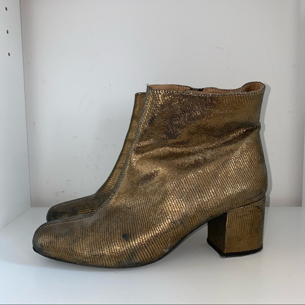 GOLD METALLIC HEELED BOOTIES
SIZE 40